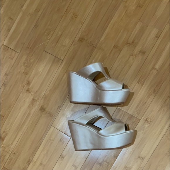 NWOT  subtle shimmer platforms - Picture 9 of 15
